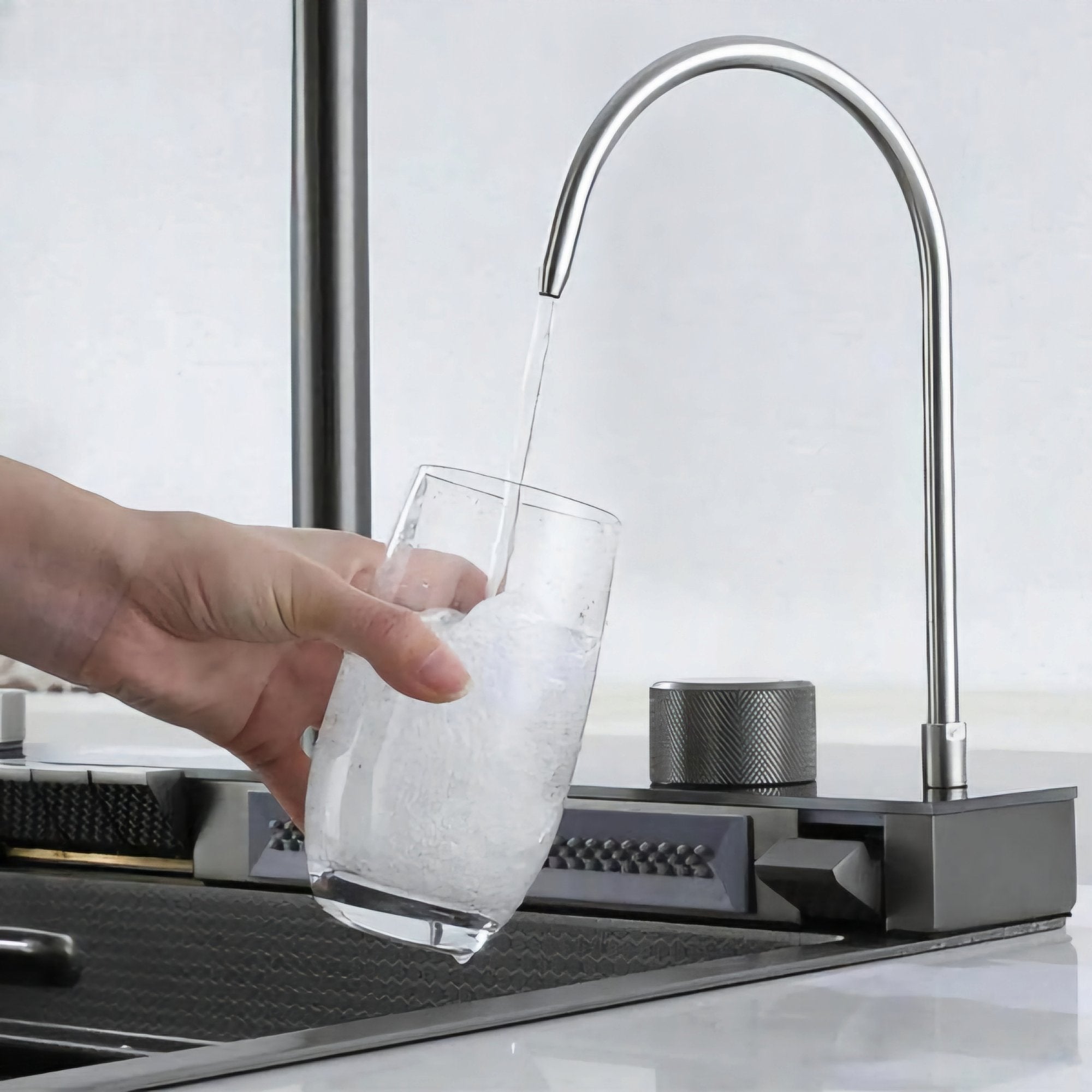 Moderni sudoper s vodopadom