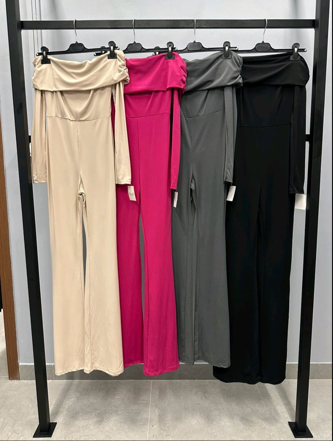 Off-Shoulder Jumpsuit s Lepršavim Nogavicama