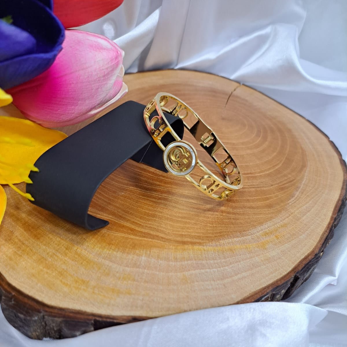 Zlatna narukvica s kružnim medaljonom